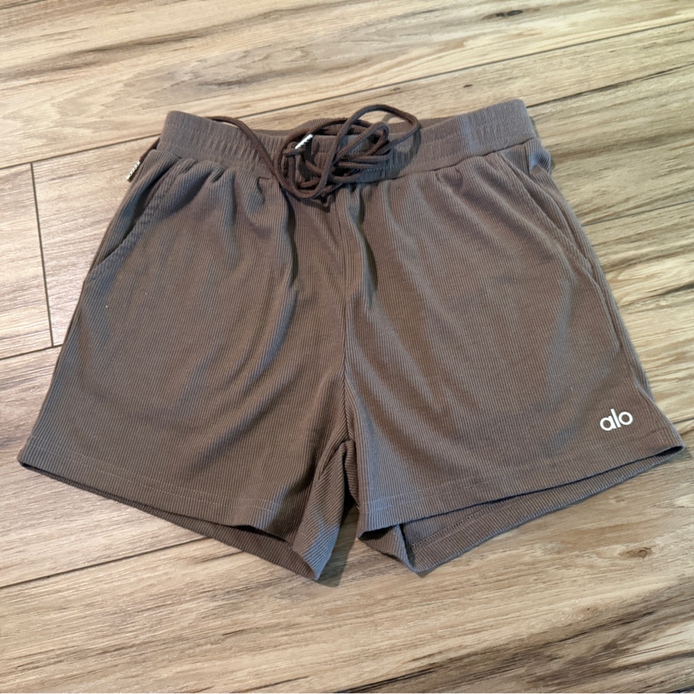 ⭐️Alo Taupe Ribbed Shorts